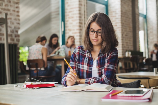 Português 9º Ano Fundamental - Revisão: complemento nominal e diferença entre complemento nominal e objeto indireto, orações subordinadas substantivas completivas nominais, orações subordinadas substantivas predicativas.