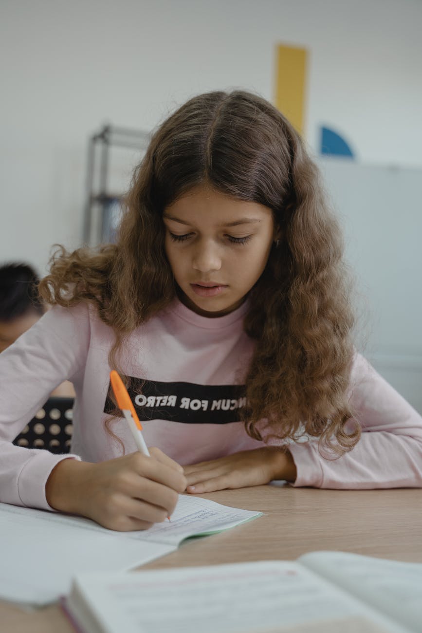 Português 7º Ano Fundamental - Reconhecendo os advérbios e locuções adverbiais.