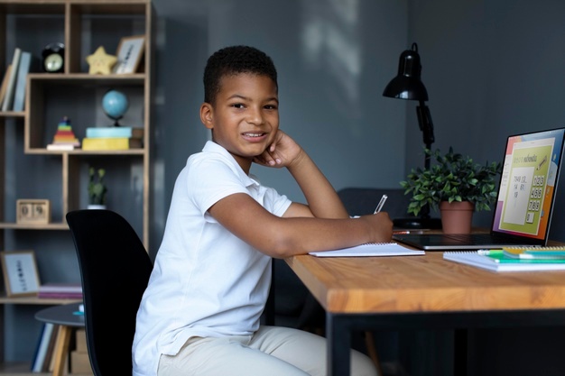 Português 8º Ano Fundamental - Vozes verbais: voz ativa, voz passiva analítica, voz passiva sintética e voz reflexiva.