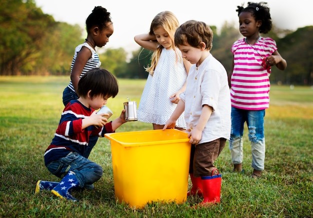 Plano de Aula Educação - Infantil (Pré-escola) Espaço, tempo, quantidades, relações e transformações: Observando a água em contato com diferentes materiais.