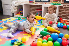 Plano de Aula Educação Infantil 2 – Explorando e brincando com objetos de diferentes cores.